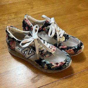 Cute Floral Fabric Mesh Lace Up Sneakers Black and White